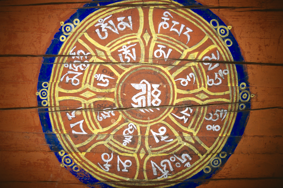 b_548m paro.jpg - Bhoutan - vallée de Punakha, Wangduephodrang décoration en plafond sur une poutre du pont
